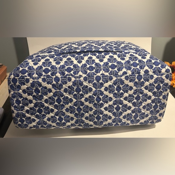 Vera Bradley Navy and White Floral Quilted Bag - Picture 8 of 9